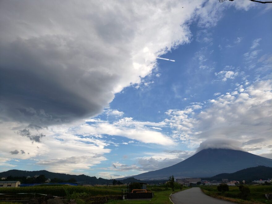 富士吉田市農村公園　富士山と渦巻の雲