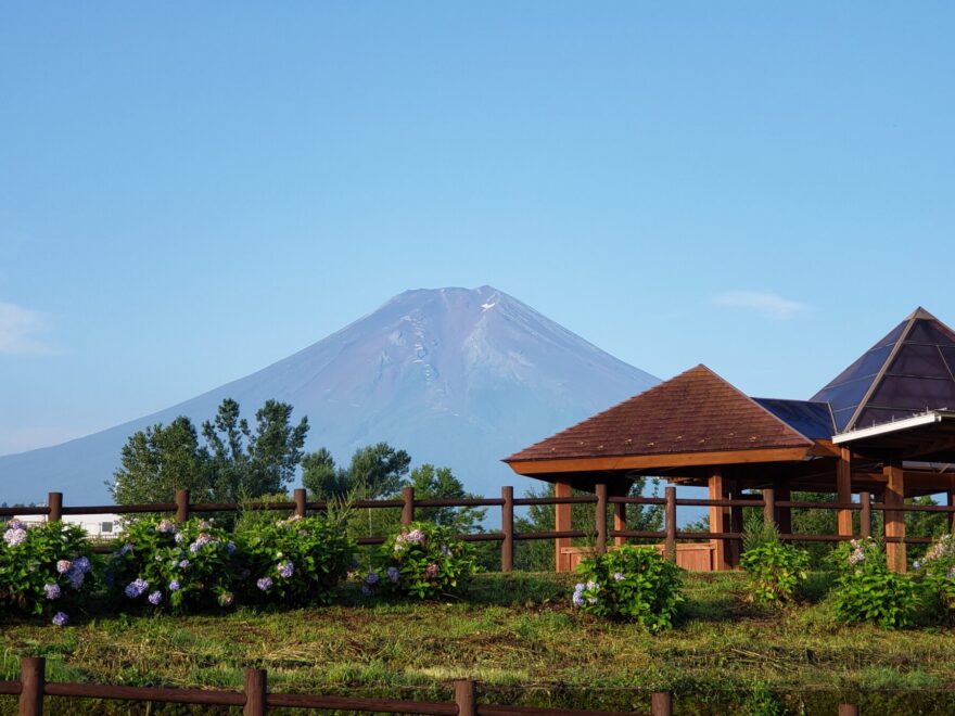 富士吉田市農村公園の東屋と富士山