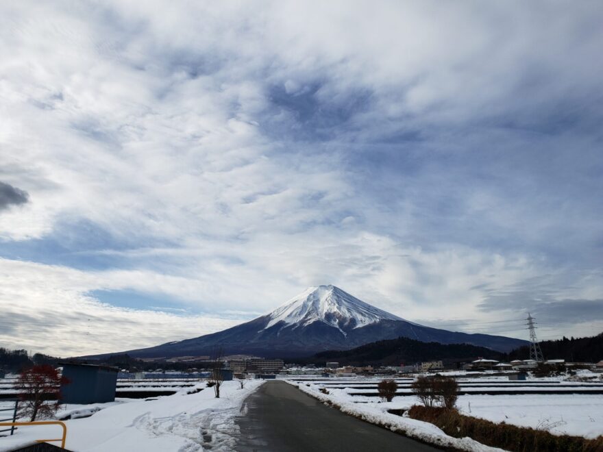富士吉田市農村公園　富士山に向かう道