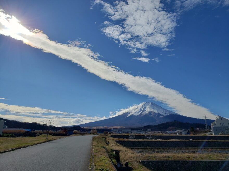 富士吉田市農村公園　長い雲と富士山