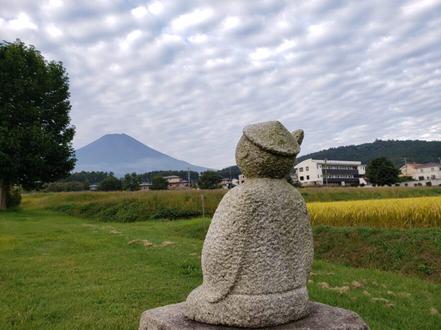 富士吉田市農村公園　石彫作家　浜田彰三さんのお地蔵さまと秋の富士山