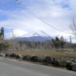 道路を挟んだ向かい側に富士山の眺望あり