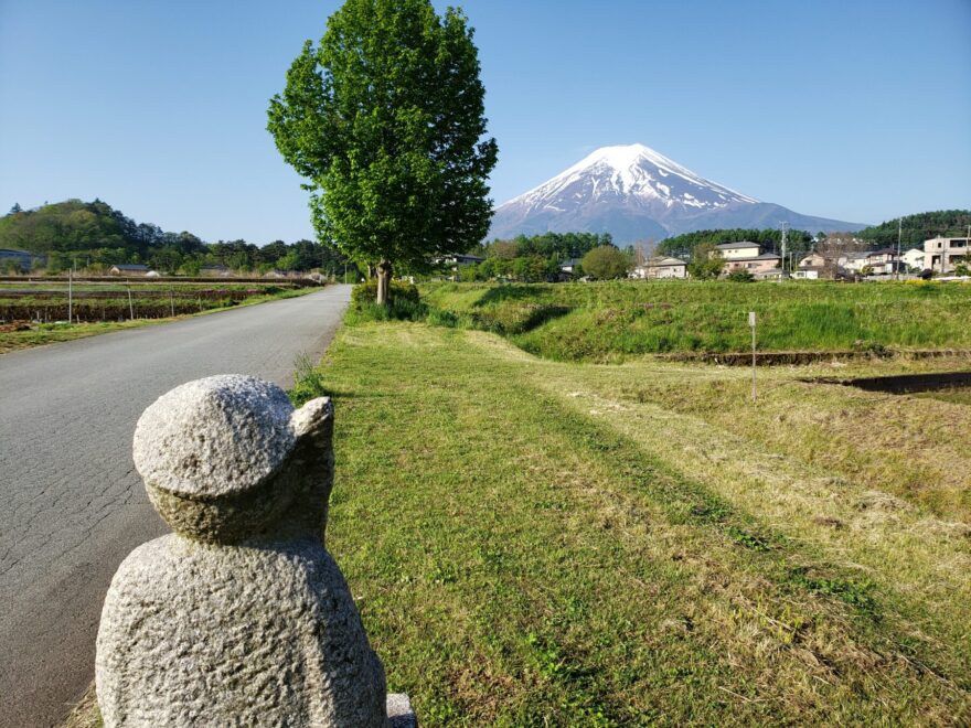 石彫作家　浜田彰三さん「富士を見る」お地蔵さんと富士山