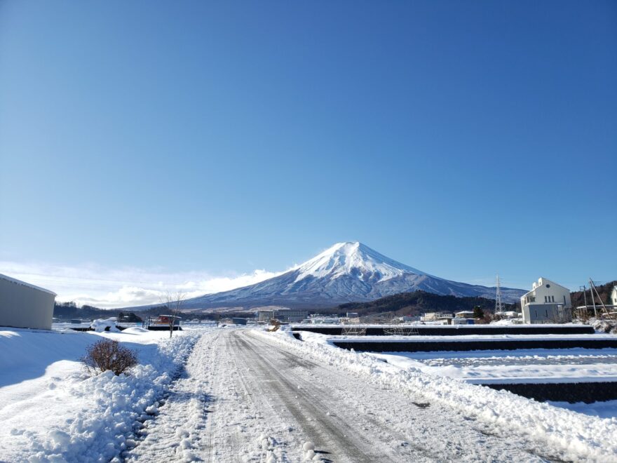 富士吉田市農村公園　雪景色の富士山
