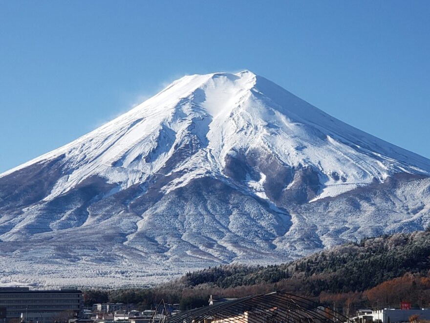 富士吉田市農村公園　雪の薄化粧の富士山