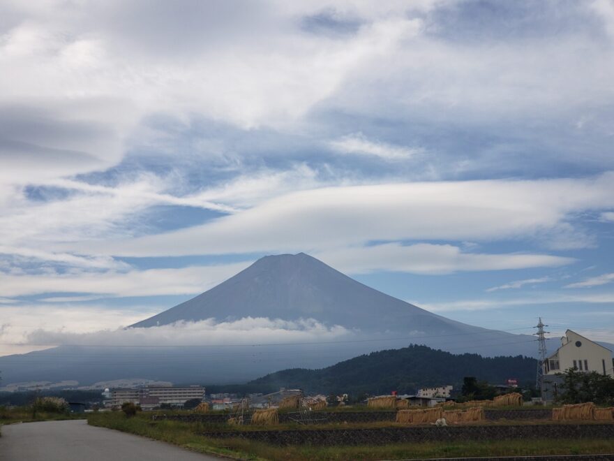 富士吉田市農村公園　富士山と秋の空